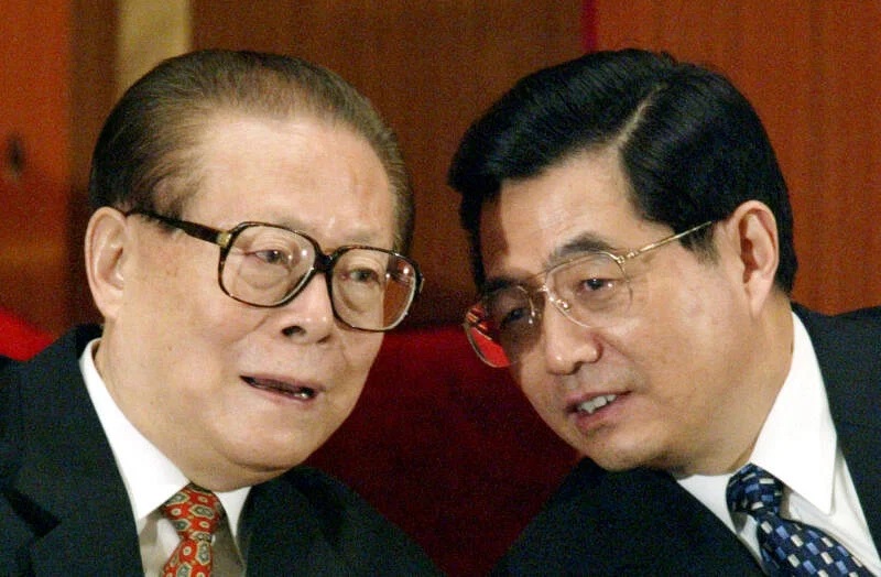 2003年3月15日胡锦涛在全国人民代表大会上与江泽民交谈