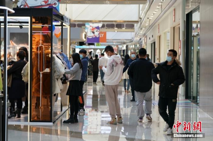 市民在商场购物