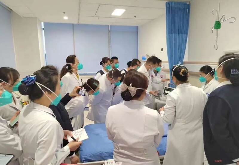 四川大学华西医院，呼吸科医生和耳鼻喉科医生一起查房