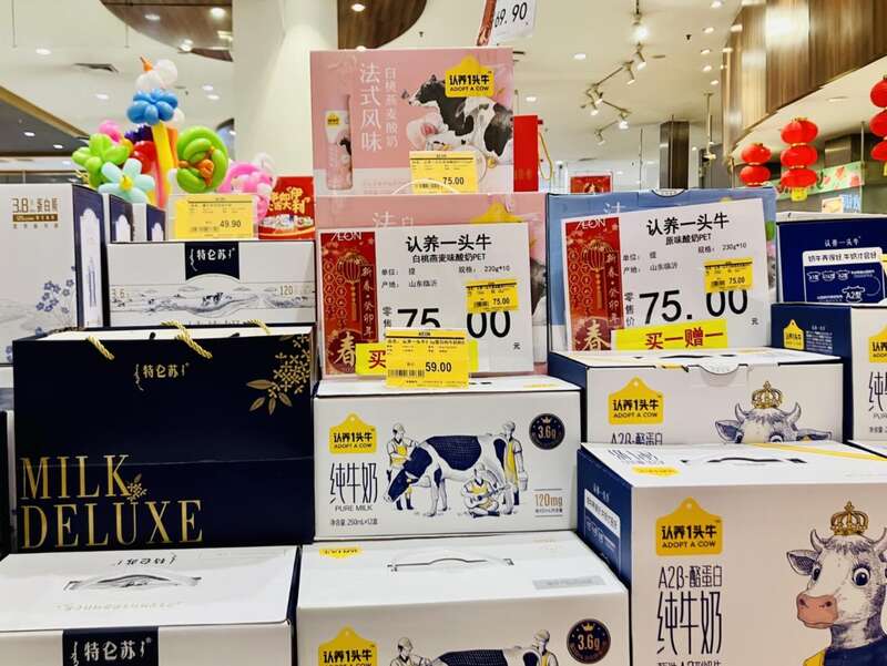 中国奶农陷倒奶卖牛困境 超市鲜奶打折也卖不掉