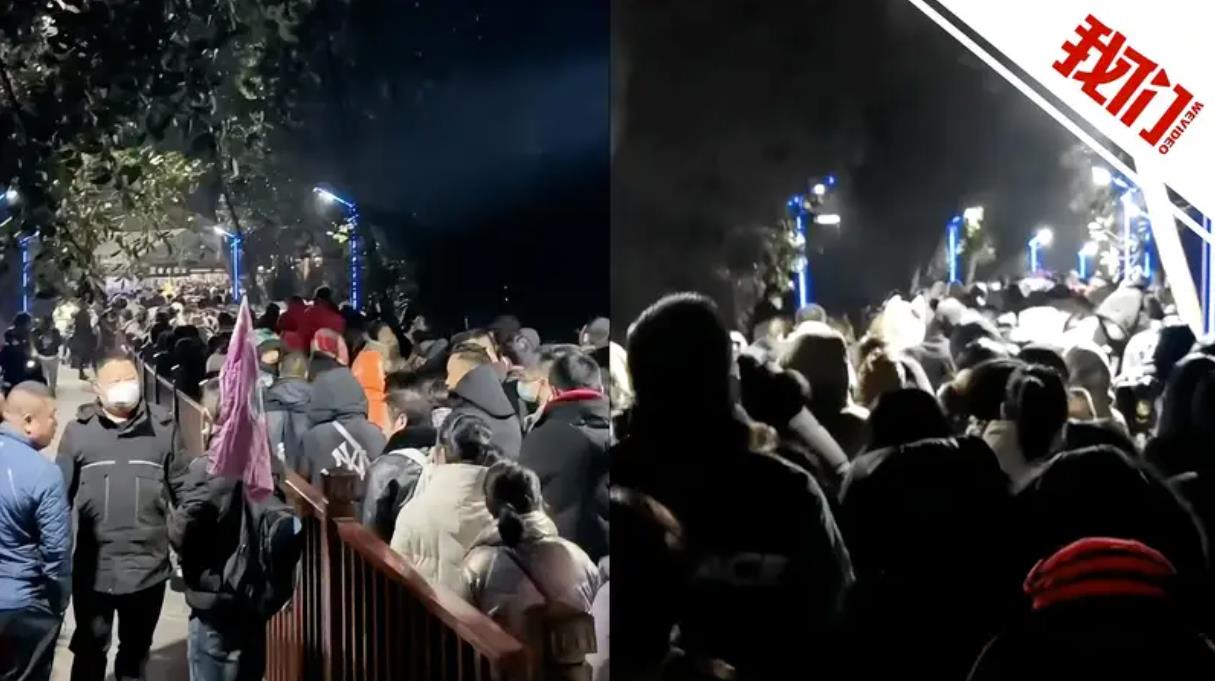 中国游客24日晚间，在知名的湖南张家界景区出现摸黑排队下山的情况