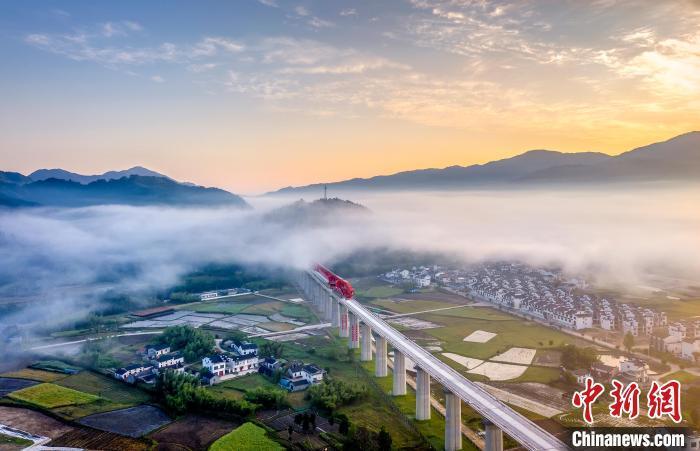 安徽高铁黄金旅游线路——池黄高铁穿云破雾风景如画