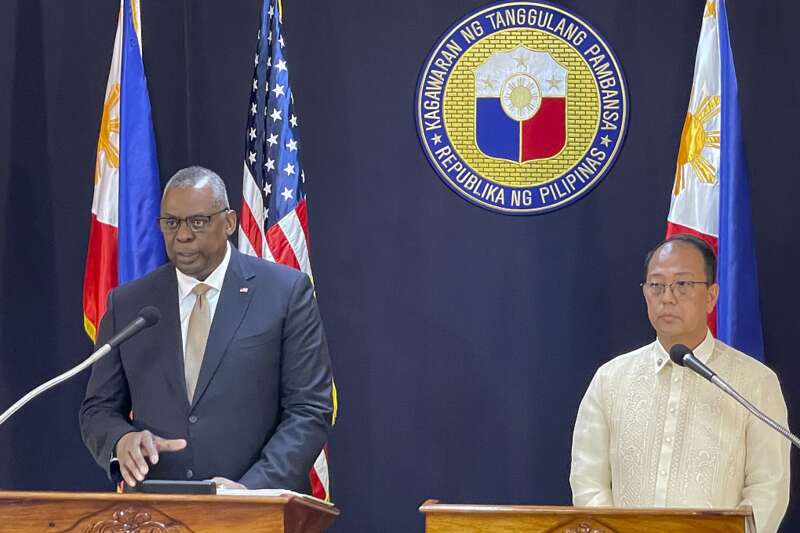 美国国防部长奥斯汀(左)与菲律宾国防部长加尔维兹交谈