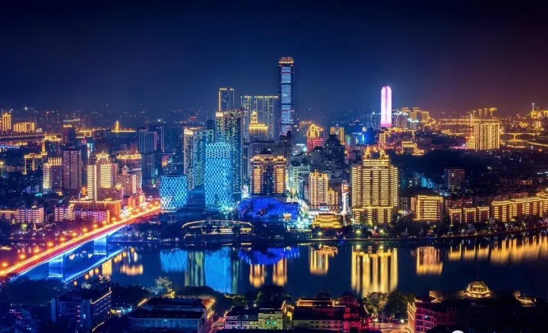 柳州虽然只是广西的一个地级市，但其夜景之美，经常被津津乐道，夜幕下的柳江两岸灯光璀璨，江水映城，夜景 ...