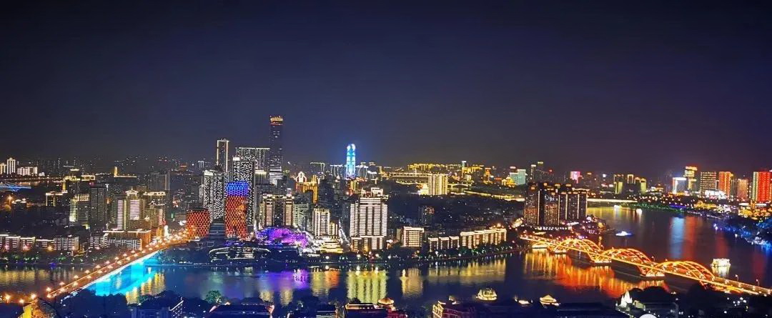 柳州虽然只是广西的一个地级市，但其夜景之美，经常被津津乐道，夜幕下的柳江两岸灯光璀璨，江水映城，夜景 ...