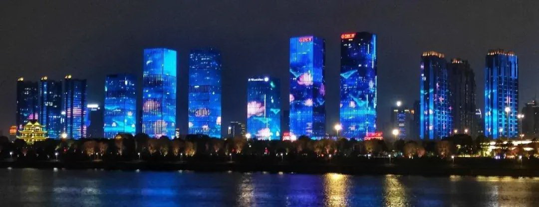 湘江两岸的主题灯光秀将长沙夜空装扮得流光溢彩