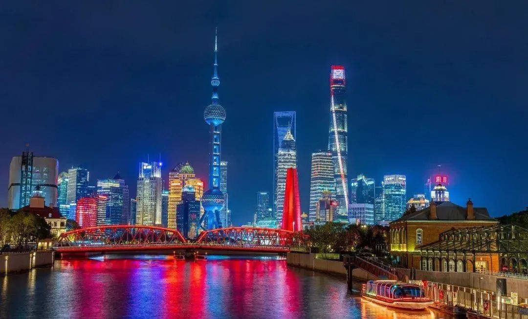 夜上海的魅力就风靡世界，如今魔都的夜景更是无与伦比，霓虹灯亮起，浦江两岸灯光璀璨，夜色美轮美奂，五彩 ...