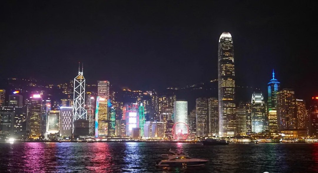 香港的夜景曾被誉为世界三大夜景之一，夜晚的香港光怪陆离，梦幻迷离中透露着万种风情.jpg