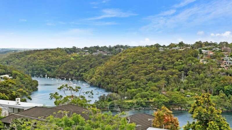 这栋6居室的3层住宅位于Neerim Rd 70号，可以俯瞰Middle Harbour