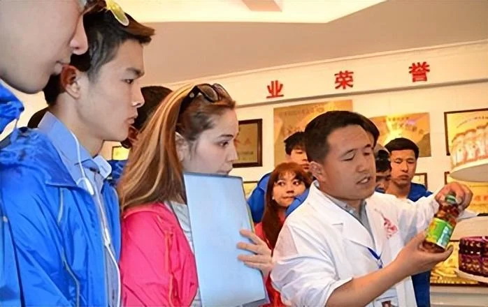 东干协会设立了“西安办事处”，每年都会组织300名左右的东干孩子来到西安，学习汉字、汉语 ...