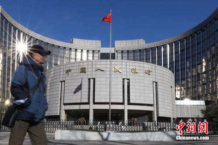 市民经过位于北京的中国人民银行