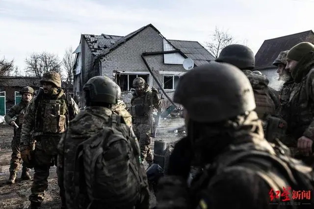新近部署的乌克兰士兵在巴赫穆特附近等待命令