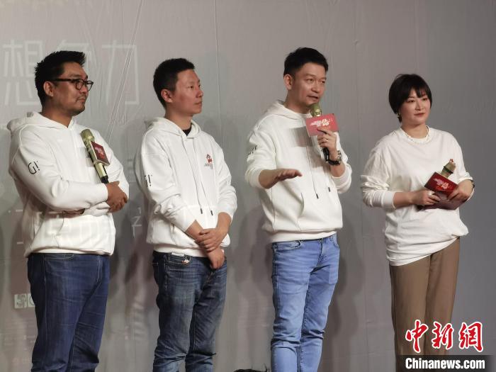 导演郭帆携主创走进太原市第二十七中学