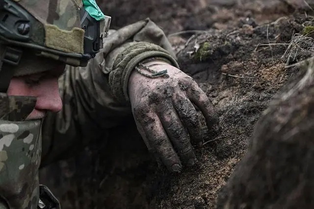 顿涅茨克，一名乌克兰军人在巴赫穆特市附近的战壕里