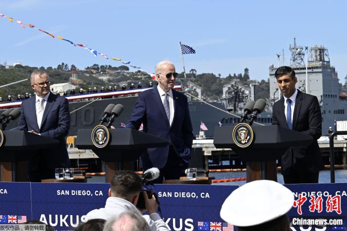 3月13日，美国圣迭戈，美国总统拜登(中)、澳大利亚总理阿尔巴尼斯(左)和英国首相苏纳克共同宣布美英为澳大 ...