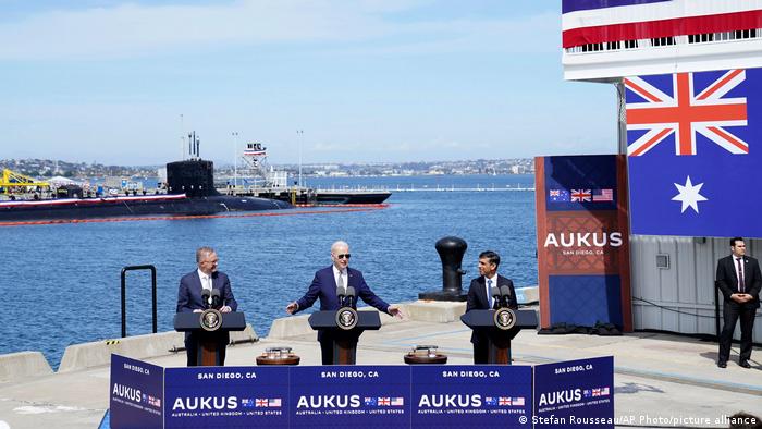 美英澳联盟（AUKUS），英国首相苏纳克（右）、美国总统拜登和澳大利亚阿尔巴尼斯（左）2023年3月13日在美国 ...