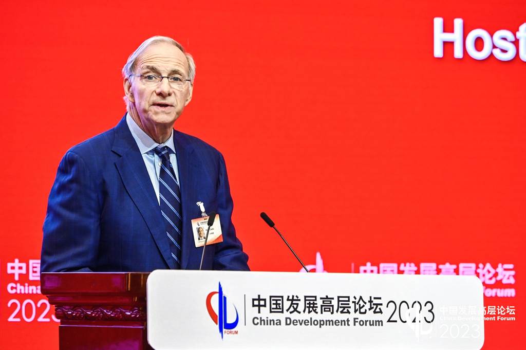 美国桥水基金创办人达利欧26日在北京举行的中国发展高层论坛2023年年会上表示，世界正处于“危险的边缘”， ...