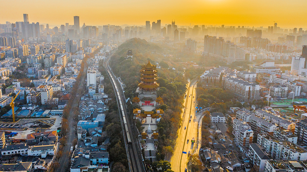 高居蛇山之巅的黄鹤楼，建筑具有独特的民族风格，京广铁路的列车从楼下呼啸而过，远远望去，楼如黄鹤，展翅 ...