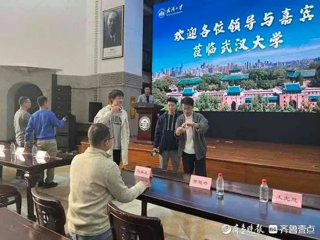 武汉大学两岸学生交流座谈会结束后，学生们拍照留念