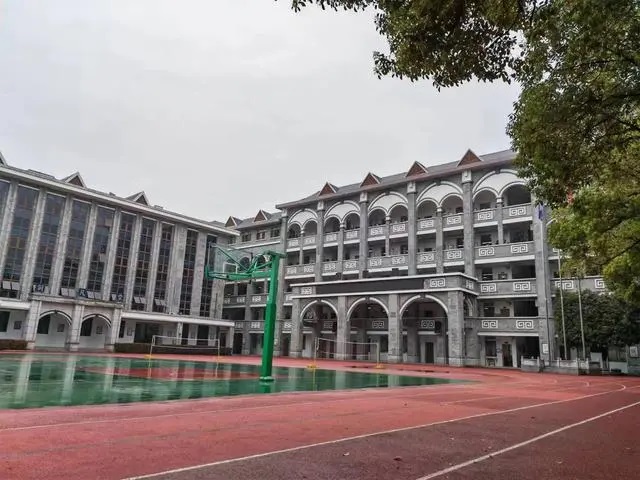 周南实验中学操场和教学楼