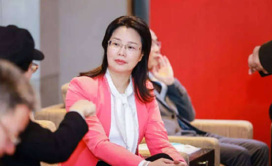 刘静瑜把深天马这样一家中国面板企业做到了世界前列，中国有这样经验的企业家屈指可数 ...