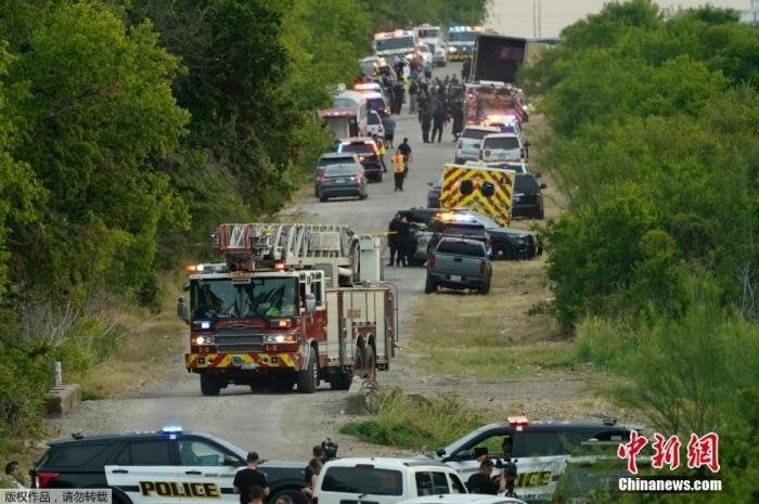 当地时间2022年6月27日，美国得州圣安东尼奥发生一起移民惨案。当地警方发现一辆18轮卡车内至少有数十具移 ...