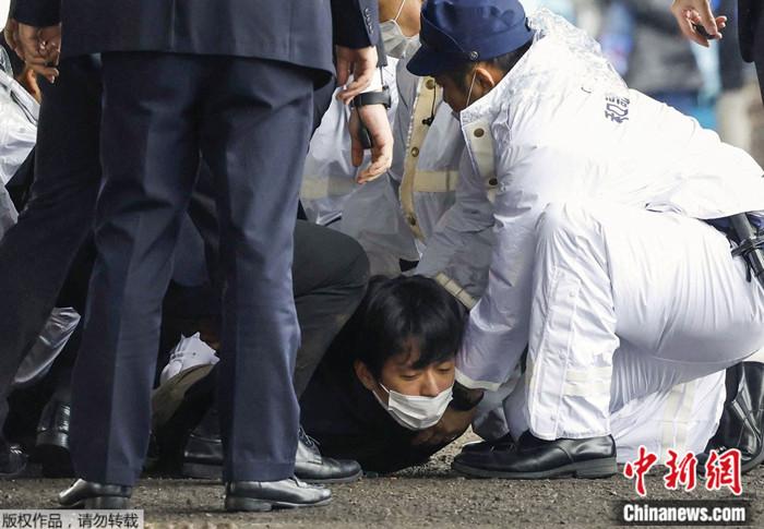 日本首相岸田文雄演讲会场传出爆炸声，一名被认为向现场投掷物体的男子被当场制服 ...