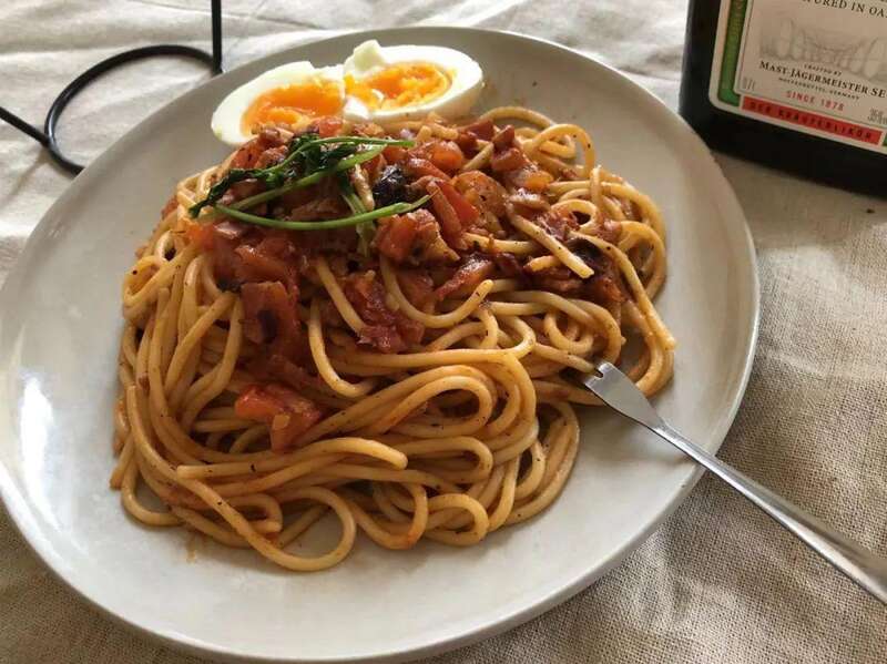 做饭是留学生们必须掌握的生存技能，孙晶会把自己做的菜精致地摆盘，还很用心地换了便宜又好看的桌布 ...
