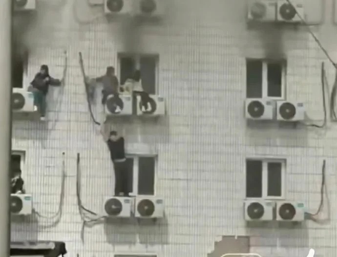 从昨天流传的视频中确实可以看到，当时冒着浓烟的大楼窗户边儿上、外挂空调机上都挂了不少人 ...