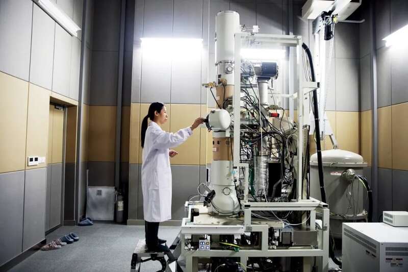 中国科学院物理研究所北京怀柔园区综合极端条件实验装置超快电镜实验室内，科研人员在调试设备 ...