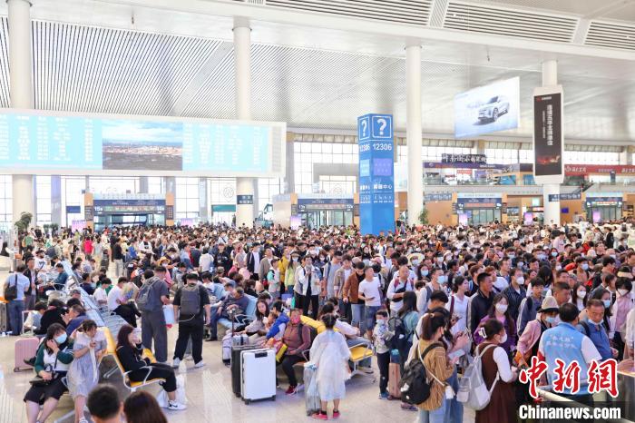 “五一”假期首日，昆明南站客流火爆
