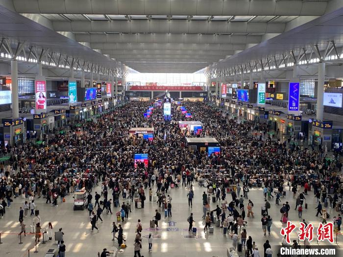 30日上午8点，上海虹桥站候车大厅客流情况