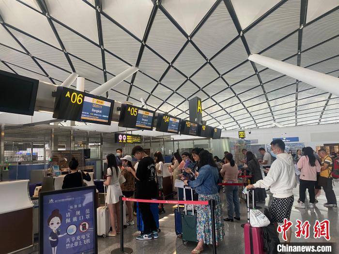 广西南宁吴圩国际机场旅客正在排队办理值机