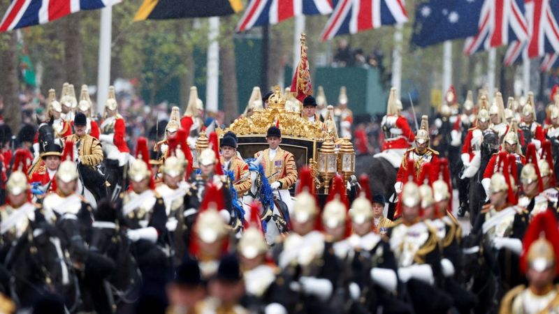 超过6000名英国武装部队成员参加游行，使其成为过去70年来最大的仪仗行动。来自英国和.jpg