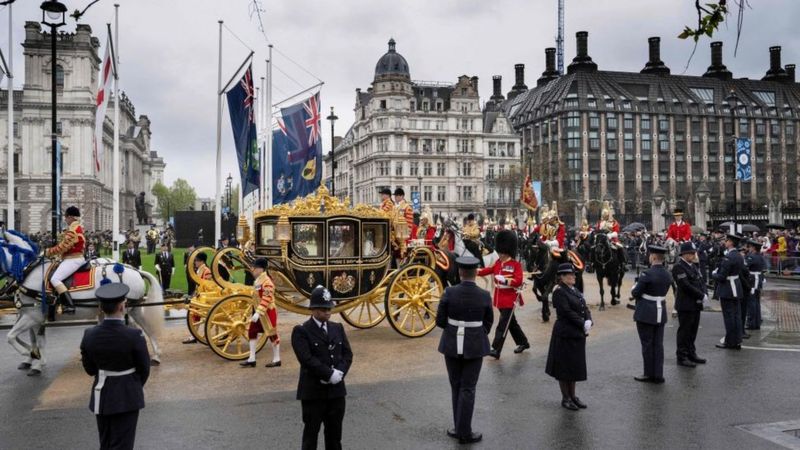 国王和王后乘坐一辆相对现代化的马车，2014年首次启用的“钻禧”马车前往威斯敏斯特大.jpg
