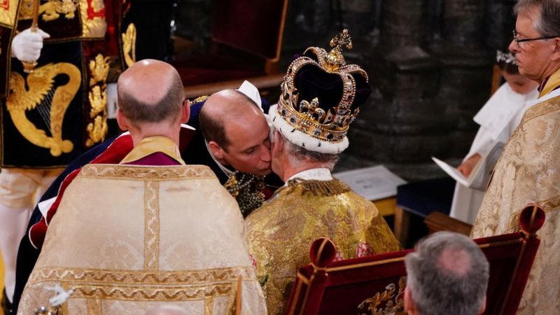 加冕后，查尔斯国王的儿子和第一顺位继承人威廉王子亲吻他的父亲