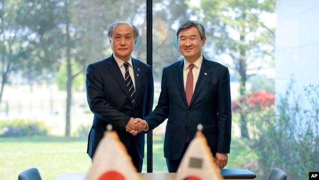 2023年5月3日，日本国家安全顾问秋叶武夫（左）与韩国国家安全事务顾问赵泰勇（右）在首尔握手 ...