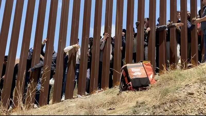 试图翻越边境墙进入美国的移民