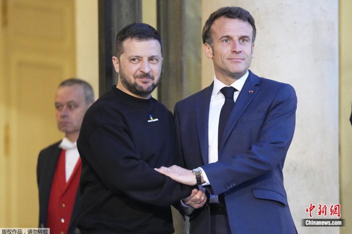 当地时间2023年5月14日，法国总统马克龙(右)在巴黎爱丽舍宫欢迎乌克兰总统泽连斯基 ...