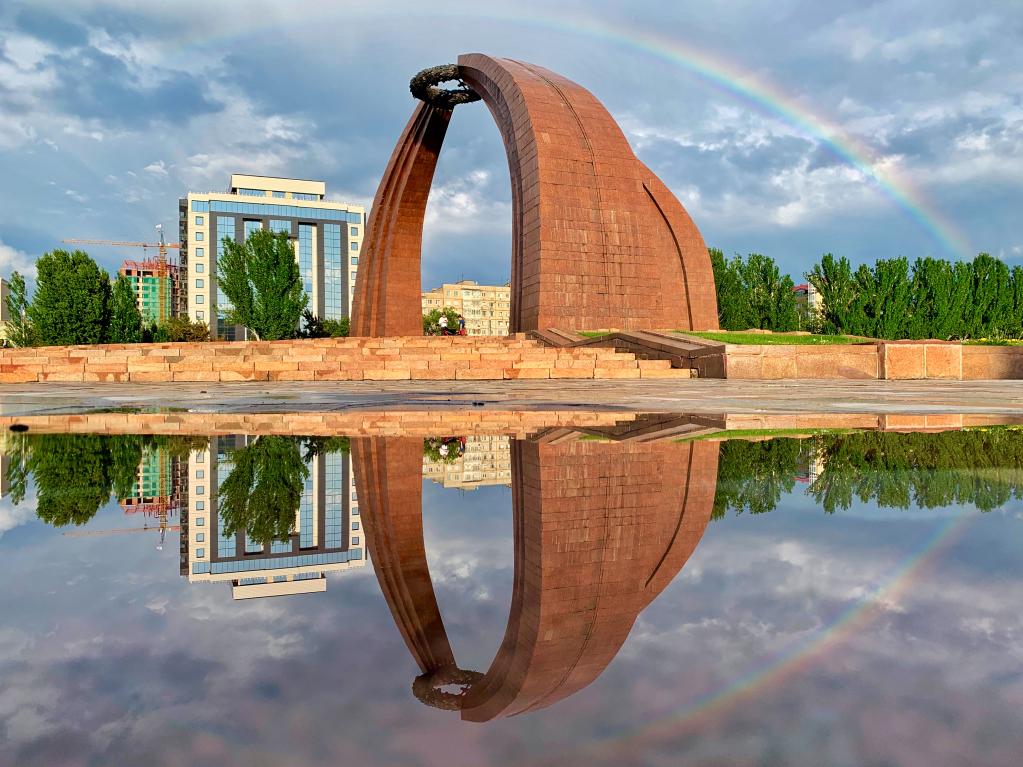 吉尔吉斯斯坦首都比什凯克，雨后的胜利广场上空出现彩虹