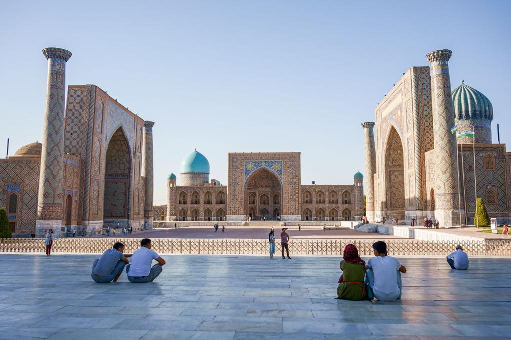 人们在乌兹别克斯坦撒马尔罕市列吉斯坦广场游览