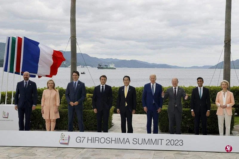 出席广岛峰会的G7领袖周六在午餐会议前合影，左起为欧洲理事会主席米歇尔、意大利总理梅洛尼、加拿大总理特 ...