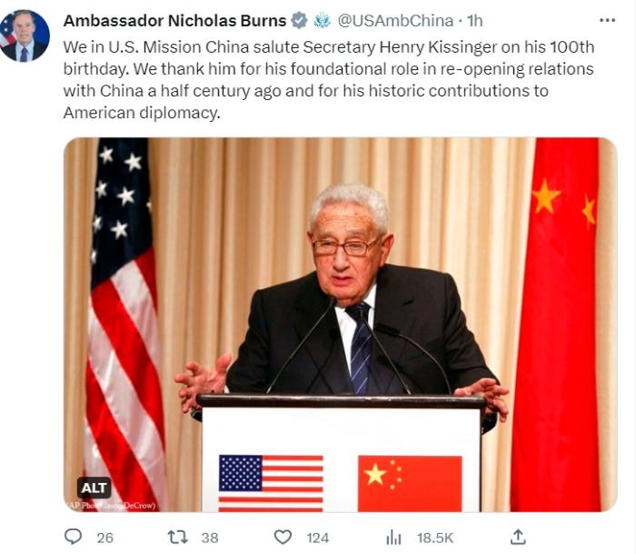 美国驻华大使伯恩斯发文称，“美国驻华使团成员在亨利·基辛格国务卿百岁寿辰之际向他致敬 ... ...