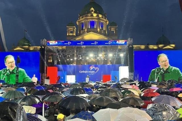 塞尔维亚总统武契奇在首都贝尔格莱德的一场集会上发表讲话