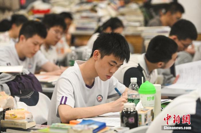 重庆十一中高三年级的教室里，学生正在专注复习