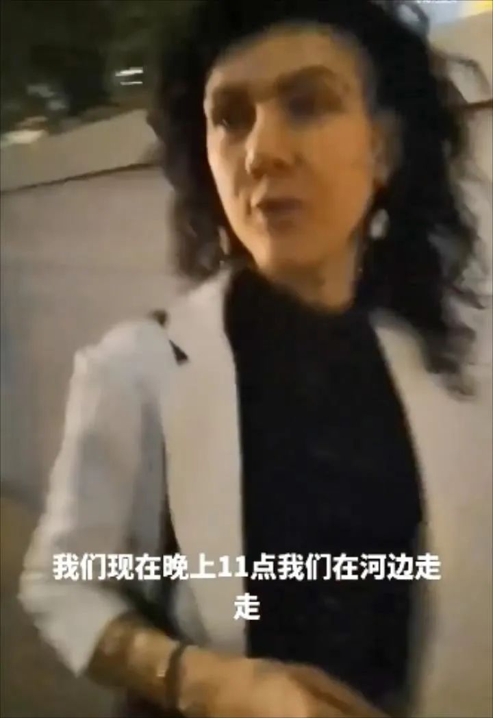 法国女孩告诉她在法国的亲人她很享受中国的安全
