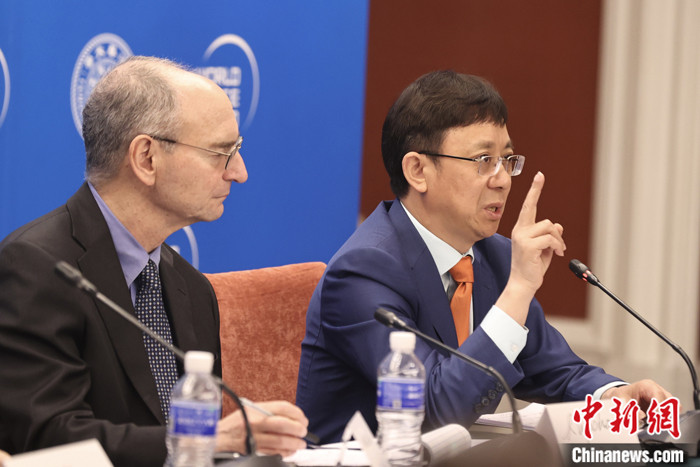 复旦大学国际问题研究院院长吴心伯（右）