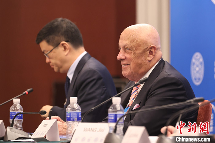 美国卡内基国际和平基金会杰出研究员包道格（Douglas H.PaaL）（右）