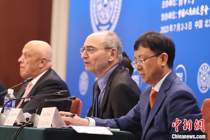 美国政治风险咨询公司欧亚集团主席克利夫·库普坎（Cliff Kupchan）（右二）