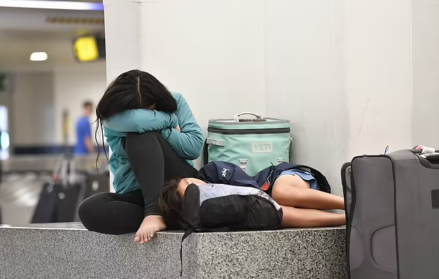 行李堆积如山全美机场半瘫痪国庆出行如噩梦
